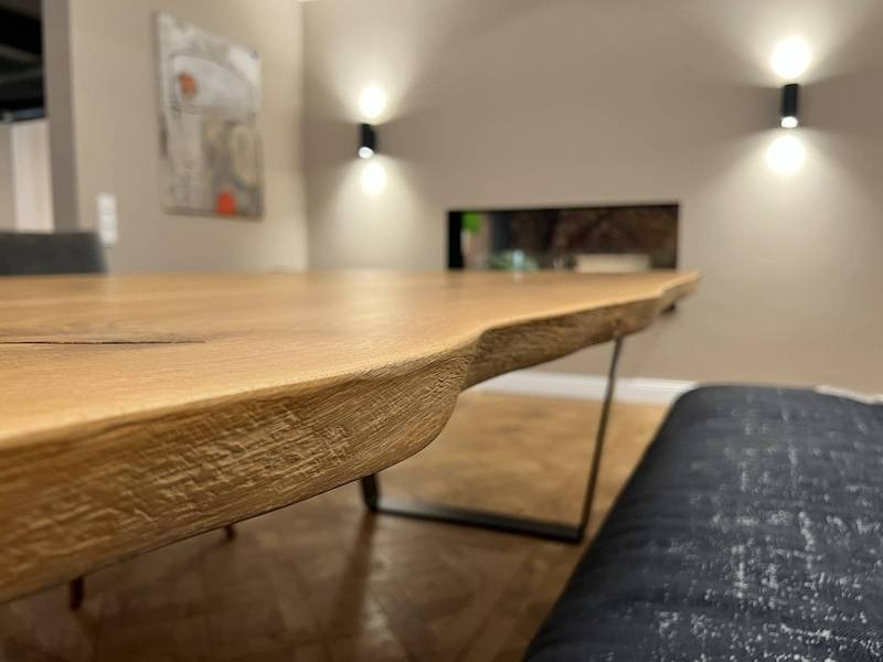 Naturholz-Tischkante, stilvolle Beleuchtung, Kunst.