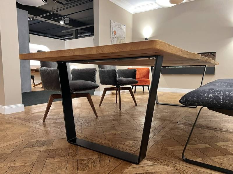 Holztisch mit modernen Stuhlbeinen