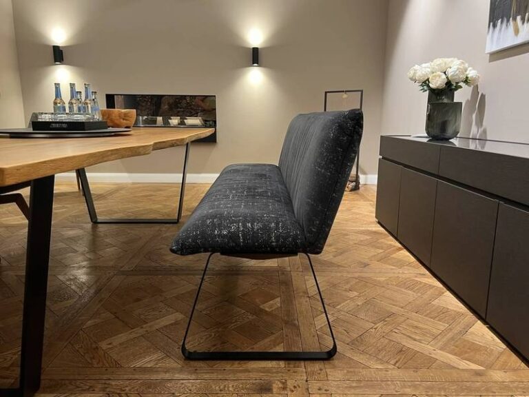 Elegante Sitzbank, stilvolles Esszimmerambiente.