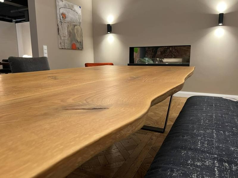 Massive Holztischkante, minimalistisches Wohnzimmer.