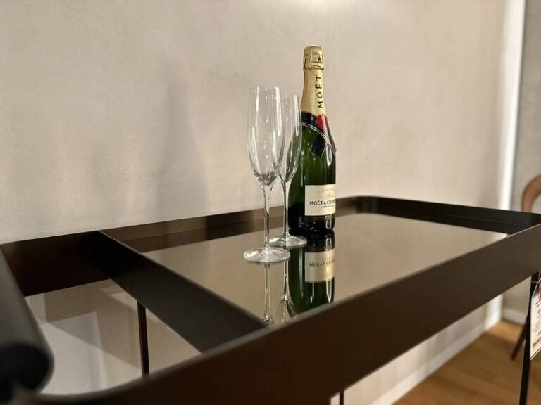 Champagnerflasche, zwei Gläser, Spiegelreflexion.