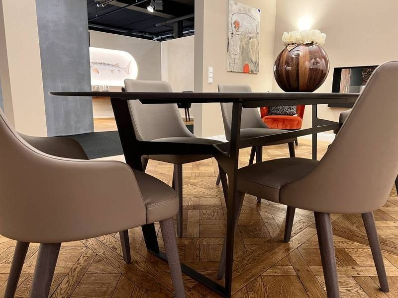 Eleganter Tisch, vier stilvolle Stühle.