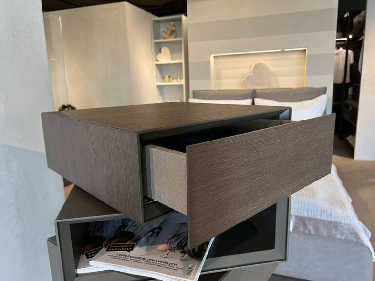 Schwebende Schublade im modernen Schlafzimmer.