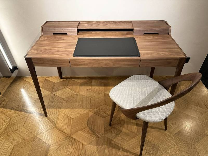 Geometrischer Boden, eleganter Holztisch, Stuhl.