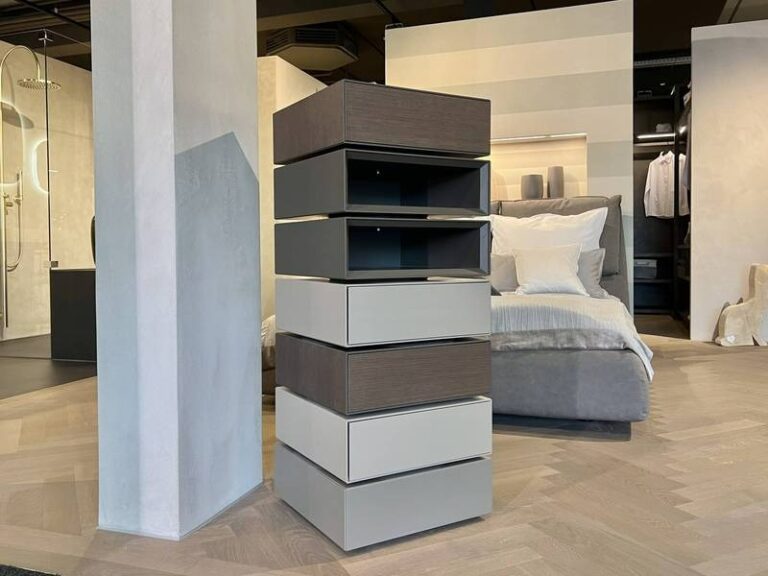 Drehbarer Schubladenschrank im Schlafzimmer.