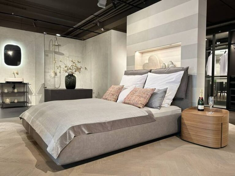 Modernes Schlafzimmer mit luxuriöser Atmosphäre.