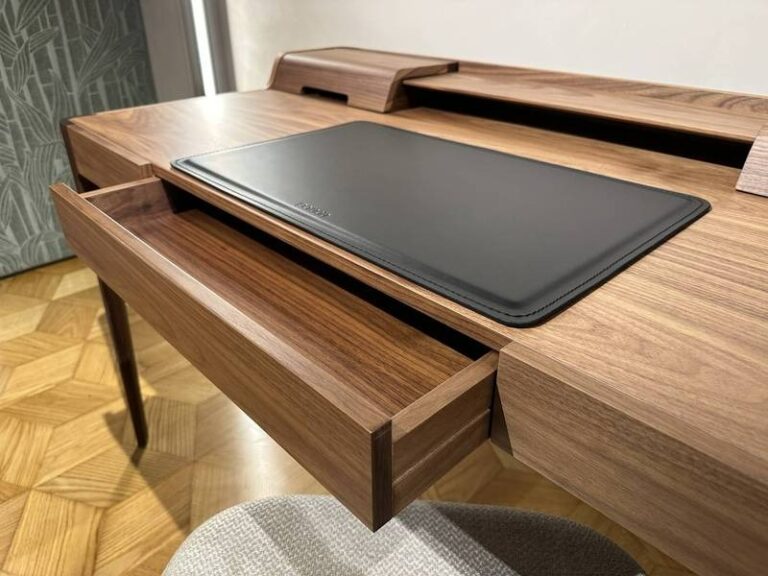 Offene Schublade, elegante Holztöne, Schreibtisch.