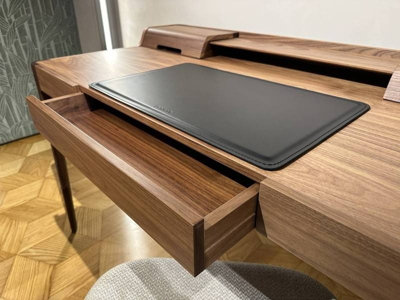 Offene Schublade, elegante Holztöne, Schreibtisch.