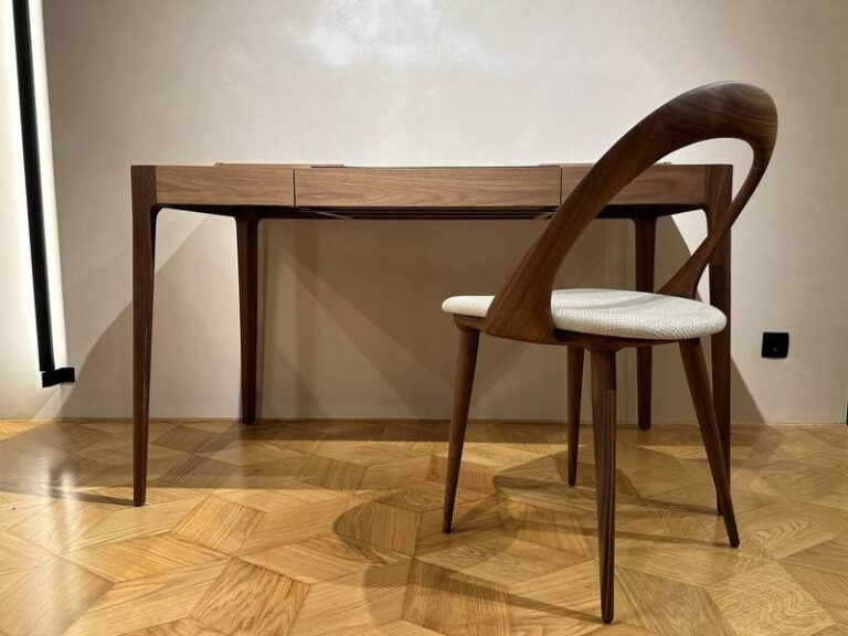 Eleganter Holztisch mit Designerstuhl