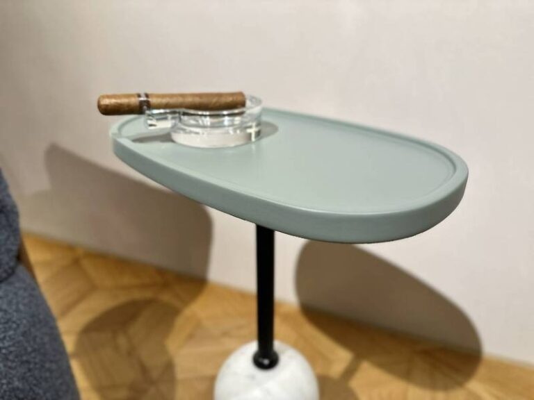 Aschgrauer Tisch, Zigarre, Aschenbecher.