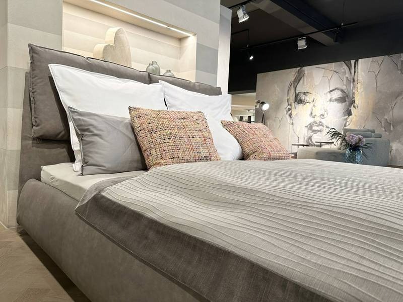 Gemütliches Bett, modernes Kunstporträt Hintergrund.