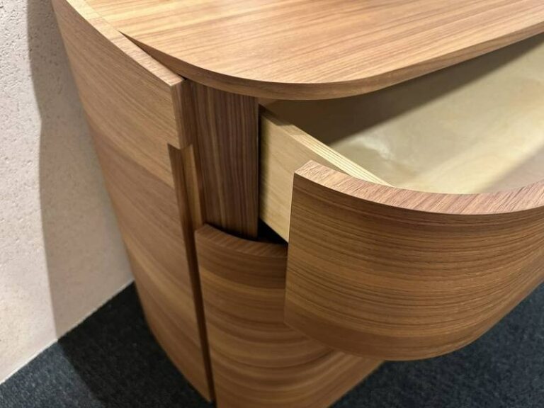 Geschwungene Holzschublade, modernes Design.