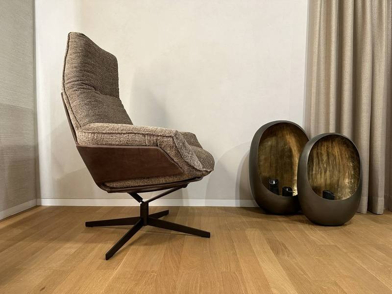 Moderner Sessel, runde Dekovasen, Holzboden.
