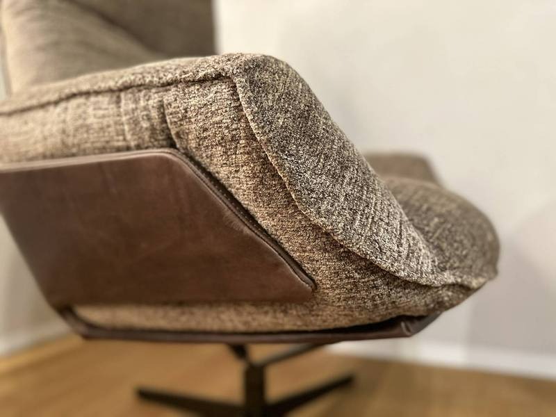 Strukturierte Polster, drehbarer Sessel, Detailansicht.