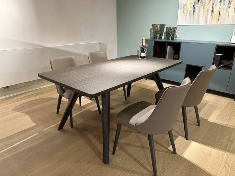 Modernes Esszimmer mit Flaschen-Dekoration.