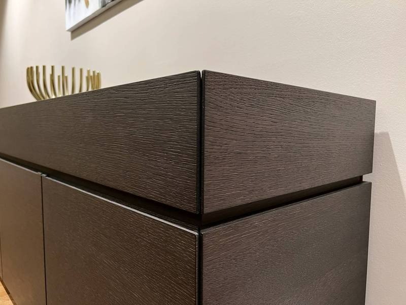 Dunkles Holzsideboard, moderne Linien.