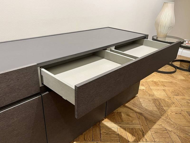 Geöffnete Schublade, modernes Holzdesign.