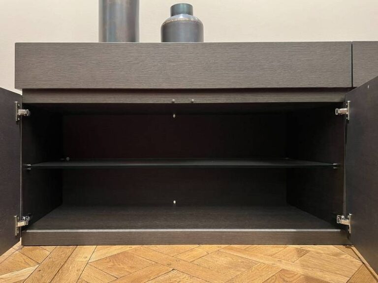 Leeres Sideboard, geometrischer Holzboden.