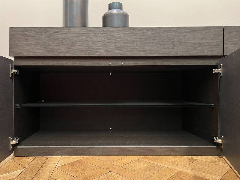 Leeres Sideboard, geometrischer Holzboden.