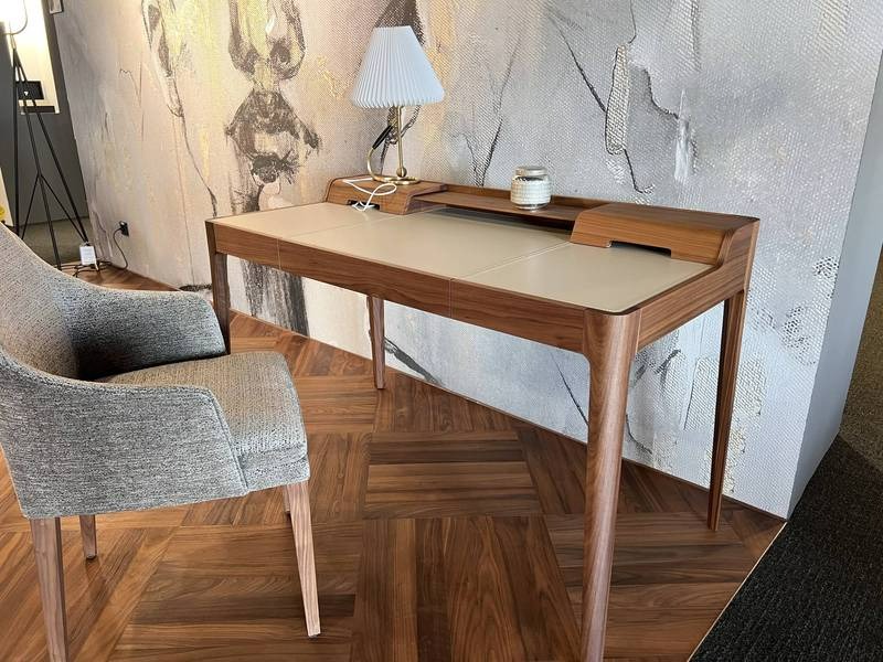 Designer-Schreibtisch vor Wandkunst.