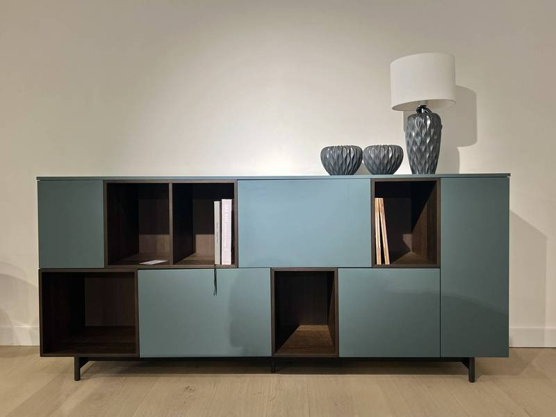 Asymmetrisches Sideboard, Vasen, Lampe.