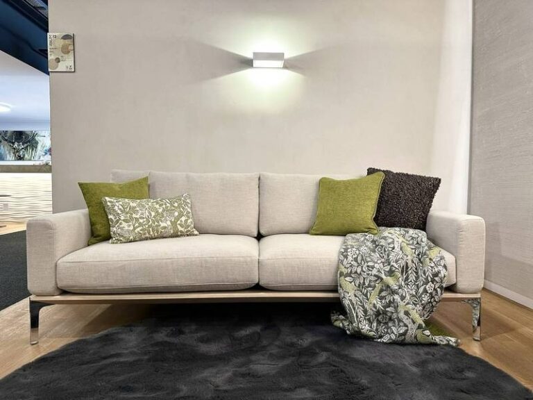 Modernes Sofa, grüne Kissen, Decke.