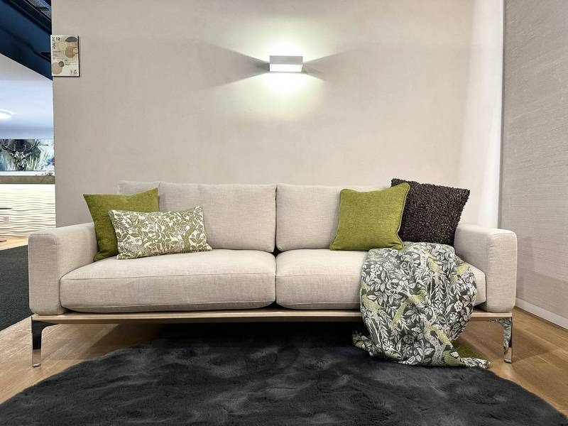 Modernes Sofa, grüne Kissen, Decke.
