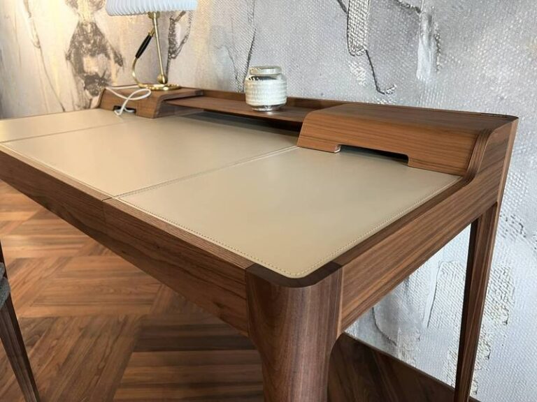 Holzschreibtisch, elegante beige Schreibfläche.