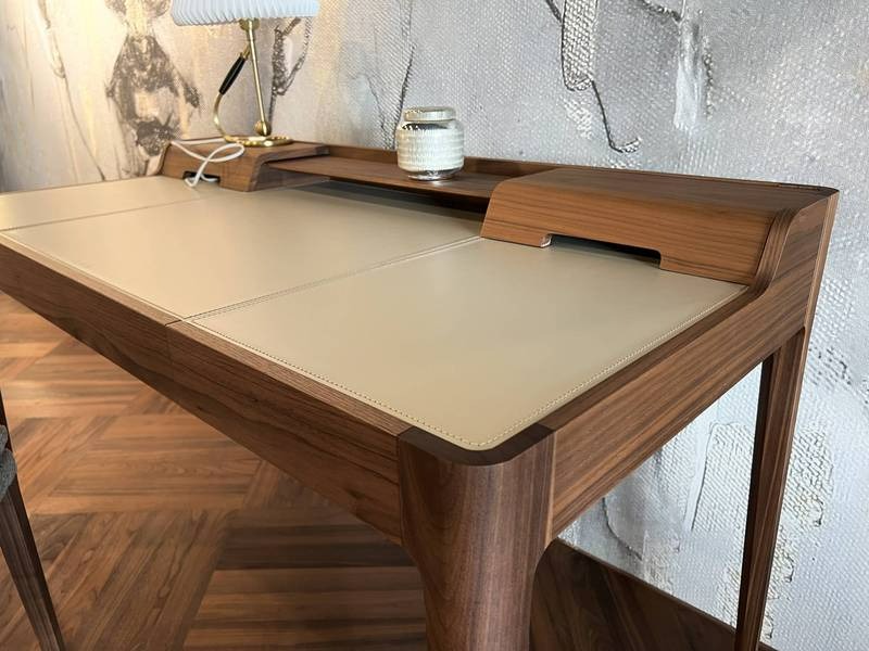 Holzschreibtisch, elegante beige Schreibfläche.