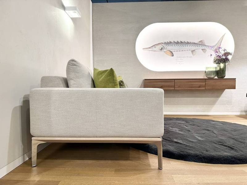 Sofa, Wandstör, Teppich, Vasen, Holz.