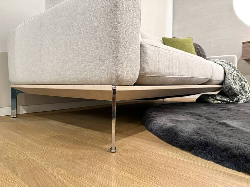 Modernes Sofa, Teppich, Holzboden, Kissen.
