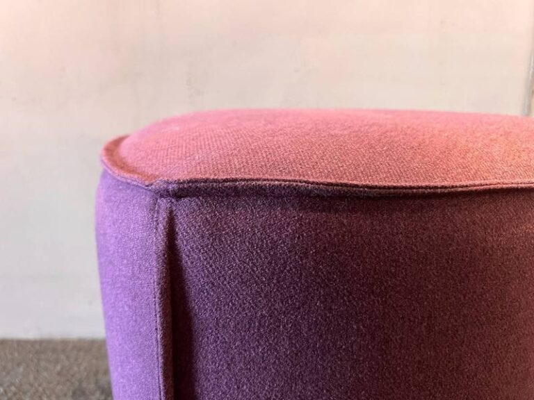Zweifarbiger Hocker mit Stoffbezug.