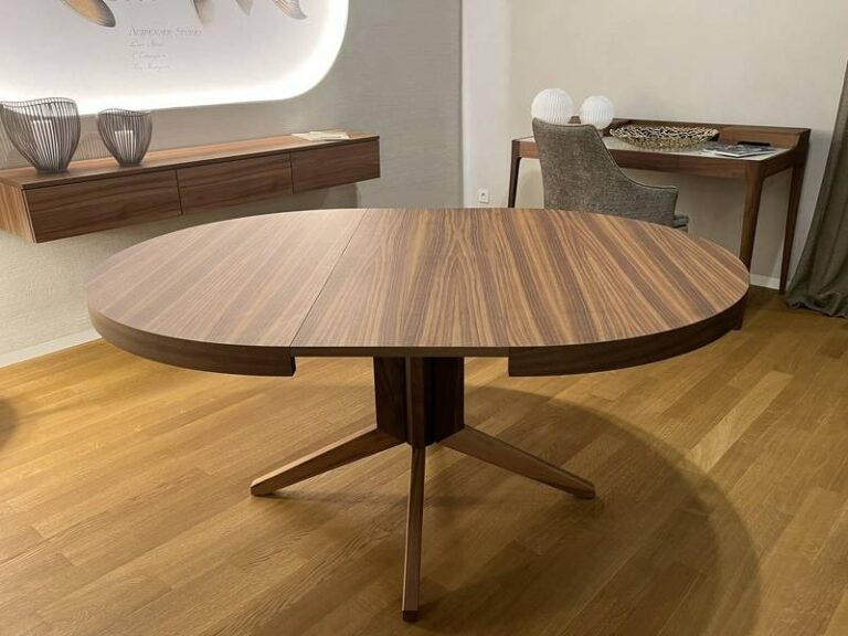 Runder Holztisch mit Lücke.