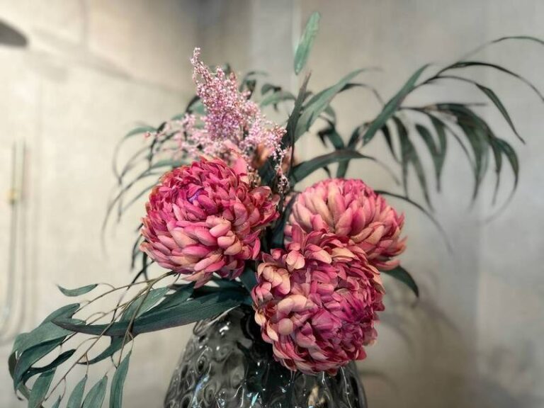 Dreifacher Blütenzauber in Vase.