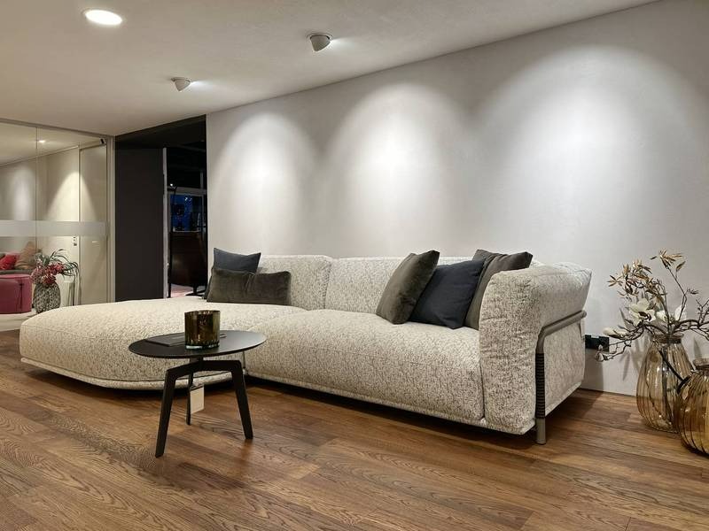 Gemütliches Sofa, elegante Dekoration, Holzfußboden.