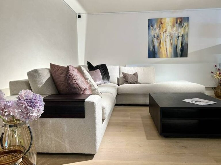 Couchlandschaft, Kunst, Blumen, Holztisch, Gemütlichkeit.