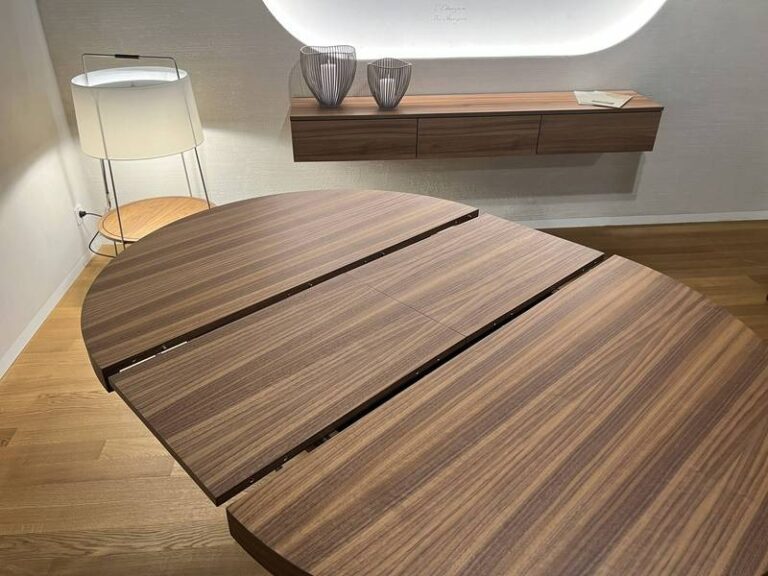 Ausziehbarer Tisch aus Holzfurnier.