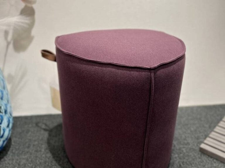 Lila Hocker mit Lederschlaufe