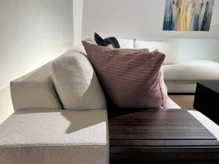 Großes Sofa, lila Kissen, Kunst.