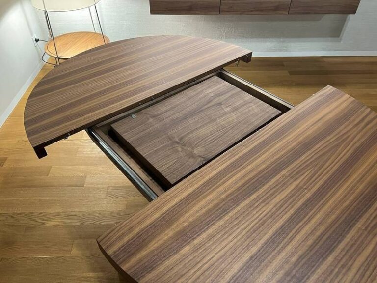 Ausziehbarer Holztisch mit Mittelplatte
