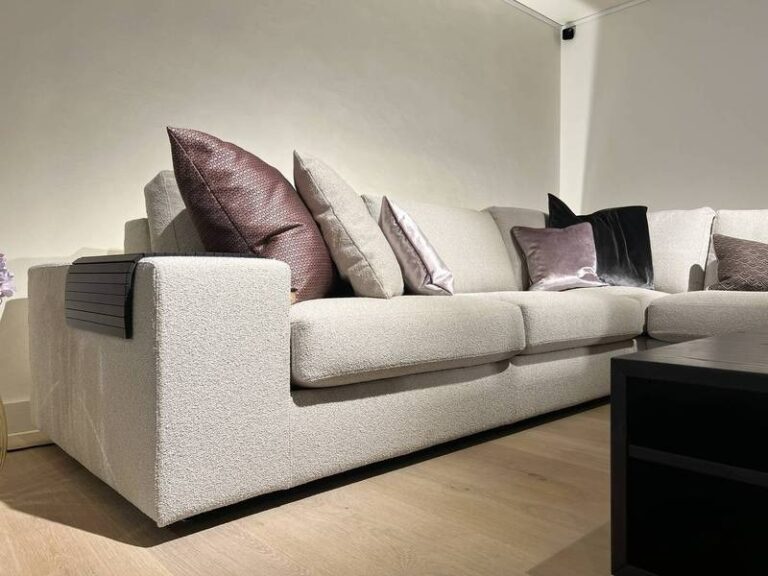 Kuschelige Sofaecke mit flauschigen Kissen.
