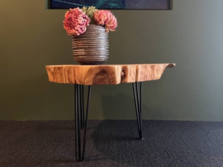 Holztisch, Metallbeine, Blumen, Vase.