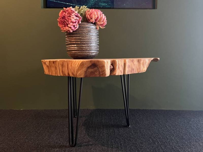 Holztisch, Metallbeine, Blumen, Vase.