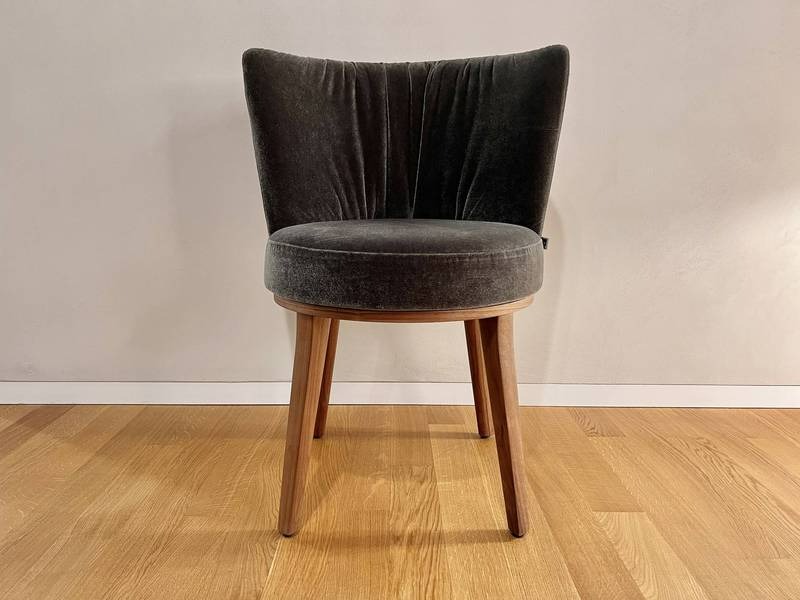 Samtstuhl mit Holzbeinen, minimalistisches Design.