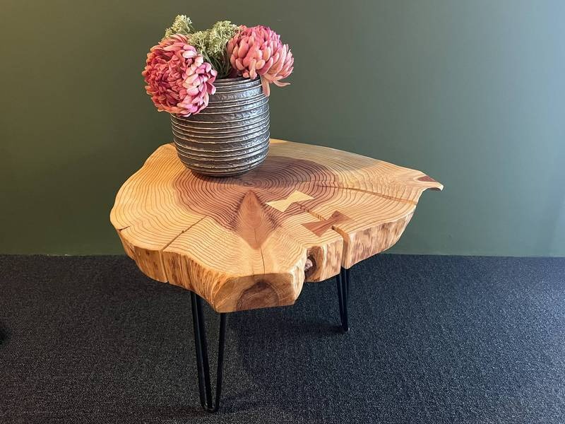 Holztisch, Vase, pinke Blumen.
