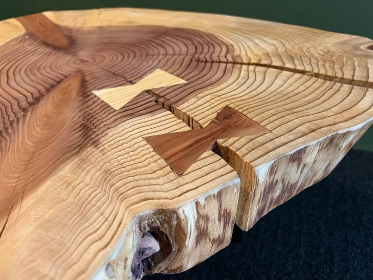 Holztisch mit Schmetterlingsverbindungen repariert.