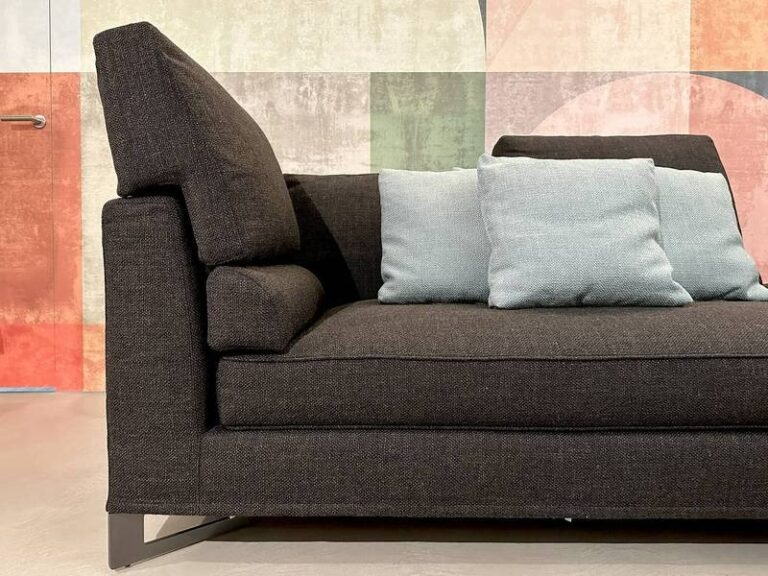 Dunkles Sofa, pastellfarbene Wandkunst.