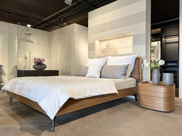 Modernes Schlafzimmer mit Holzdetails, elegant.