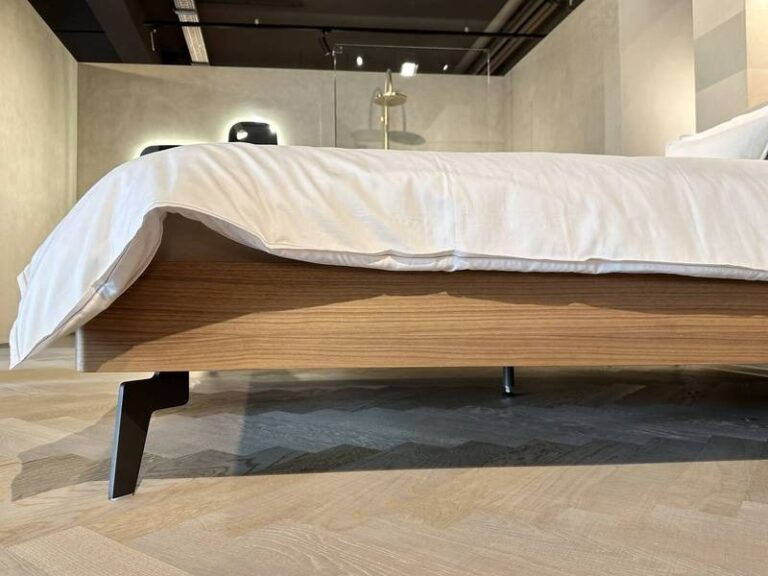 Holzbett, weiße Decke, stilvolles Design.