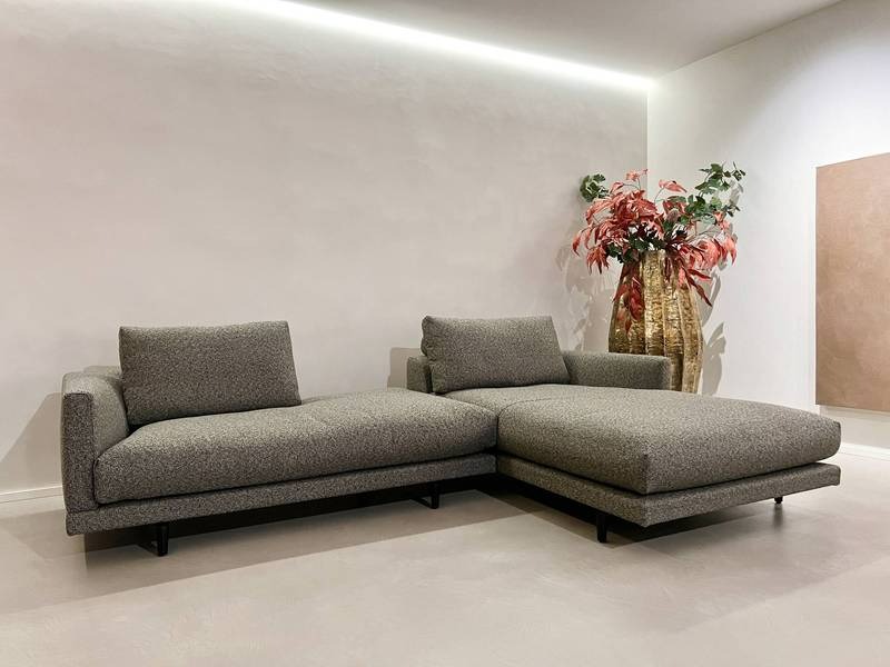Ecksofa, Goldvase, rote Blätter.